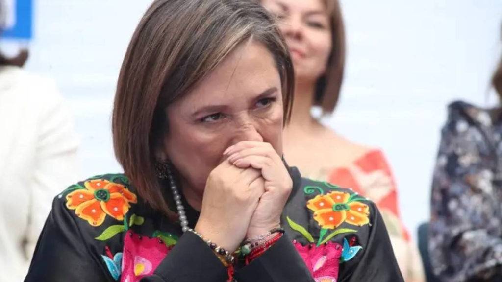 La candidata presidencial del PRIANRD, Xóchitl Gálvez fue captada nuevamente pegando un chicle durante la Expo ANTAD 2024.