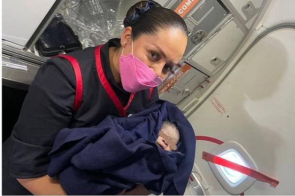 Bebé nace en plena ruta de CDMX a Cd. Juárez. Sobrecargos y doctora que era pasajera atendieron el parto durante el vuelo 113 de Aeroméxico