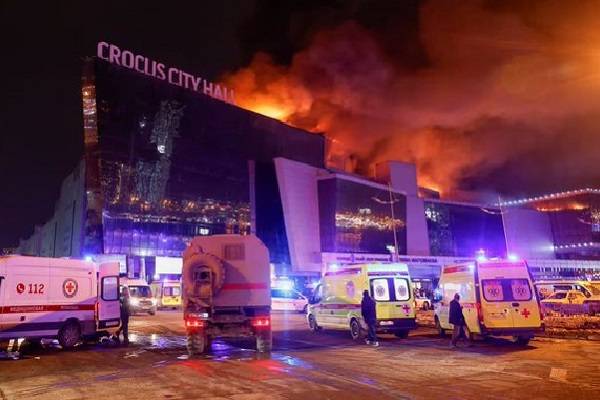 El grupo yihadista Estado Islámico se adjudicó el ataque en una sala de conciertos en Moscú, que dejó al menos 40 muertos y 100 heridos