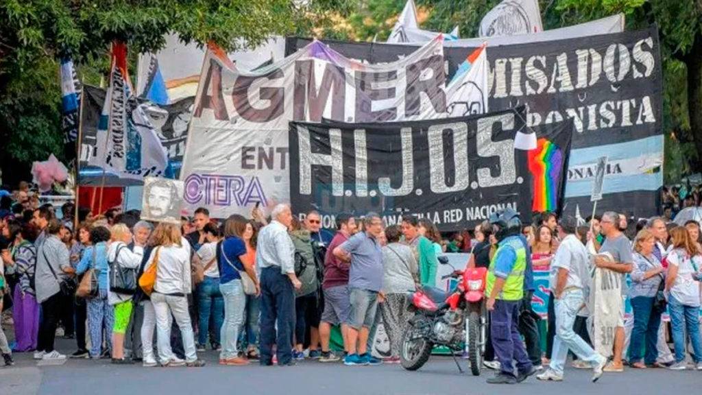Miles de personas salieron por las calles de la capital de Argentina para conmemorar el Día Nacional de la Memoria, Verdad y Justicia.