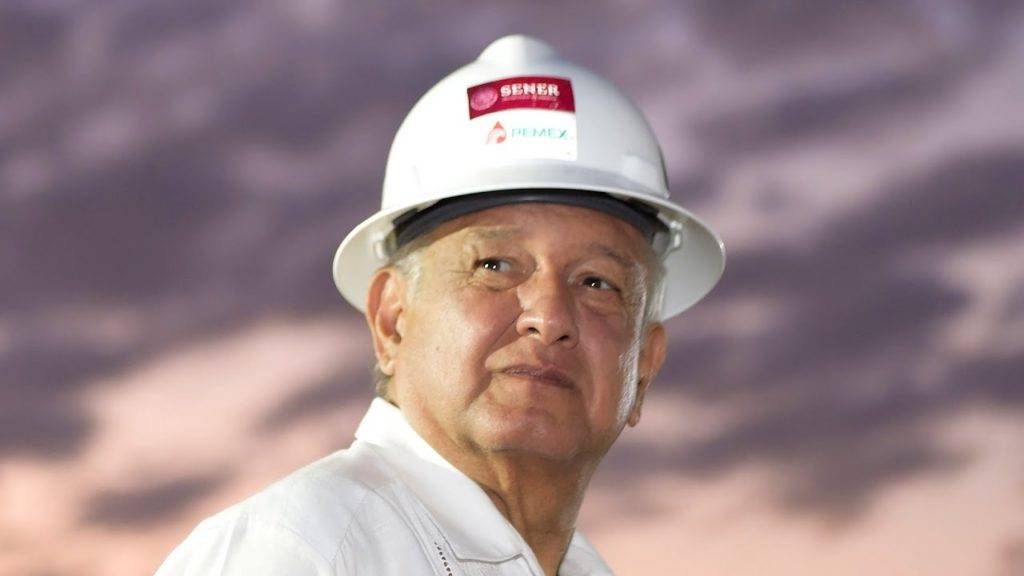 
AMLO respondió a quienes aseguran que cerrarán algunas refinerías de Pemex luego de que lleguen a la Presidencia de México. 
