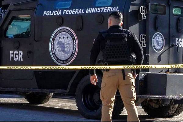 Fiscalía General de la República cateó inmueble en Infonavit Las Flores, en Culiacán, Sinaloa. Encuentran montacargas, contenedores y condensadores