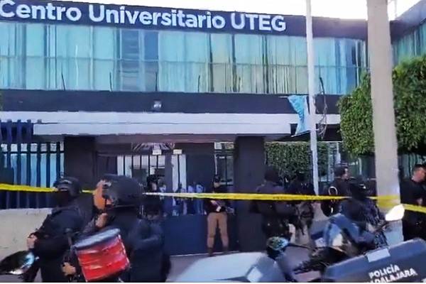 Un hombre, presuntamente alumno atacó a dos secretarias con un objeto filoso hasta darles muerte. Un tercero herido. Atacante detenido en Guadalajara