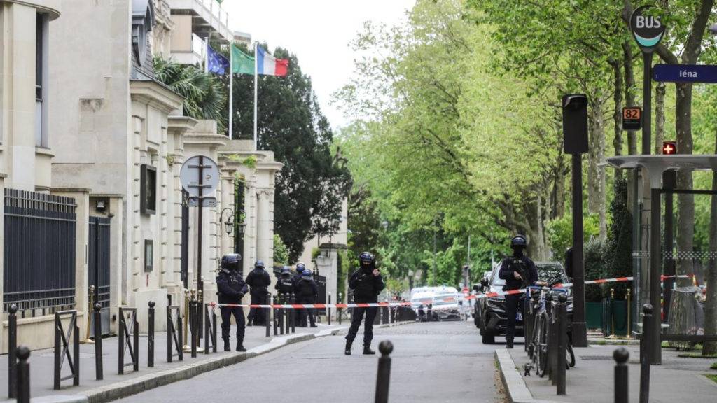 Horas después del ataque de Israel contra Irán, un hombre intentó inmolarse con bombas en el consulado iraní en París, Francia.