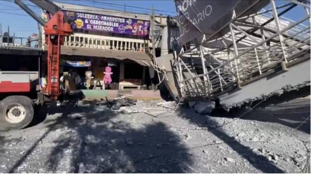 Protección Civil de Nuevo León acudió a San Nicolas de los Garza donde el puente peatonal colapso, dejando varias personas heridas. 