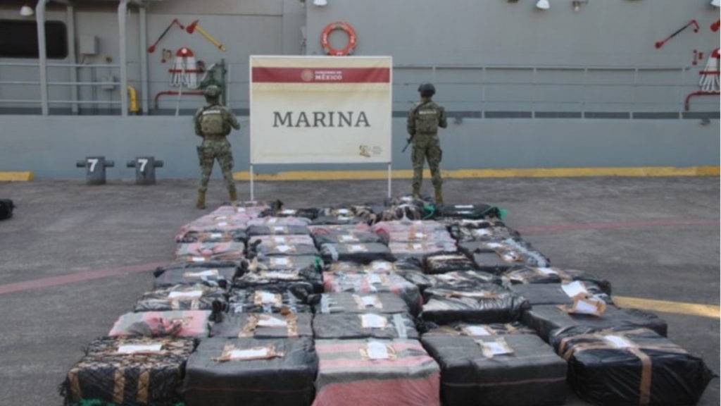 Elementos de la Marina lograron decomisar casi dos toneladas de clorhidrato de cocaína y detuvieron a seis personas en las costas de Michoacán. 
