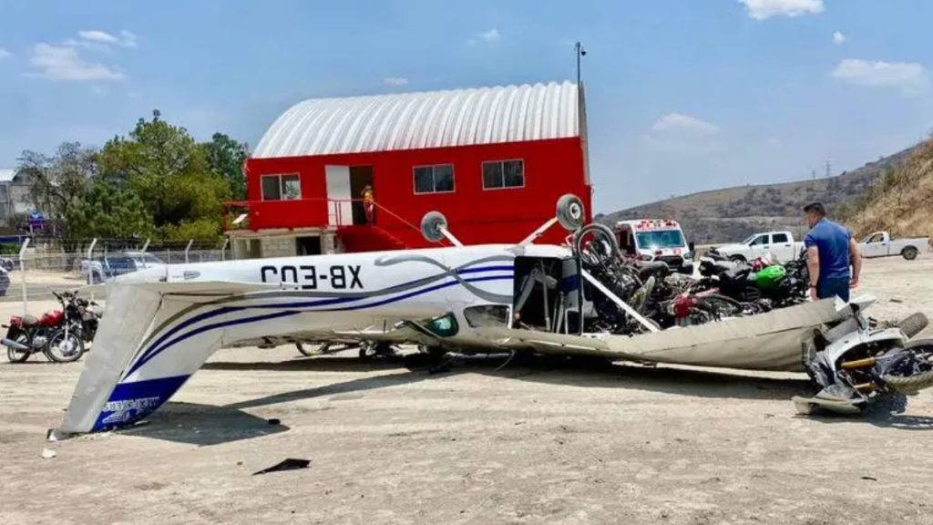 Bomberos de Atizapán de Zaragoza arribaron al lugar donde se desplomó una avioneta donde viajaban dos hombres y una mujer. 