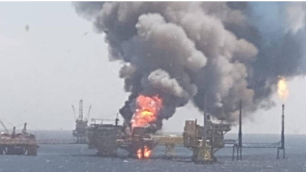 A través de un comunicado Pemex confirmó que el incendio en la plataforma petrolera de Cantarell dejó varias personas heridas y un muerto. 