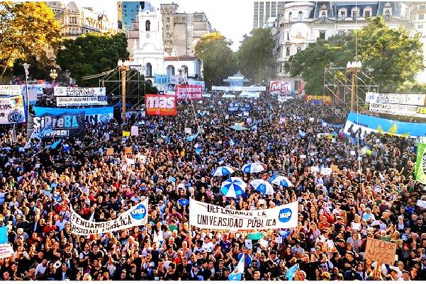 Marchan más de 800 mil en Buenos Aires, jóvenes y trabajadores de la educación protestan. Cae la economía argentina por cuarto mes