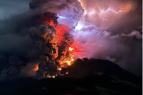 Posible tsunami por erupción de Monte Raung de 725 metros de altura, en las islas Célebes. Al menos cinco grandes erupciones recientes