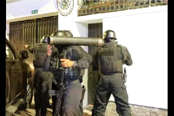 Exvicepresidente de Ecuador denunció que fue apaleado por 4 soldados, incluso estando maniatado durante el asalto a la embajada de México en Quito