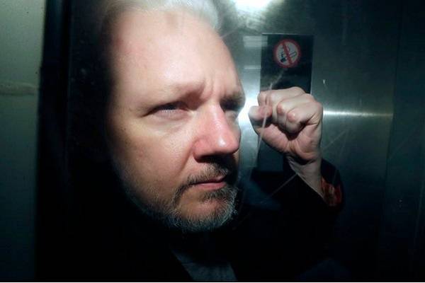 Gobierno de Australia y el parlamento reclaman cese al proceso legal contra Julian Assange que cumple cinco años detenido y en juicio de extradición a EE.UU
