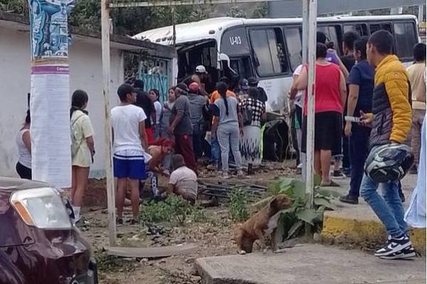 Al menos tres personas fallecieron y unos 20 peregrinos a Chalma lesionados luego que el transporte se quedó sin frenos e impactó contra una casa en Malinalco