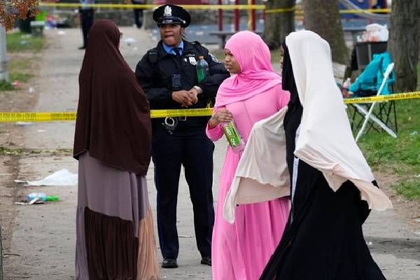 Feligreses que celebraban el Ramadán en Filadelfia en aparente fuego cruzado entre bandas, aunque no es descarta motivos religiosos
