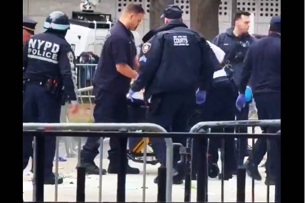 Inmolación en un área designada para protestas afuera del tribunal penal de Manhattan. Dentro, Trump enfrenta 34 cargos por delitos graves