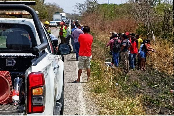 En carretera a Tikinmul, Campeche camioneta con brigada morenista salió del camino y volcó. Al menos 9 lesionados. Fallece Elizabeth Rivera QEPD