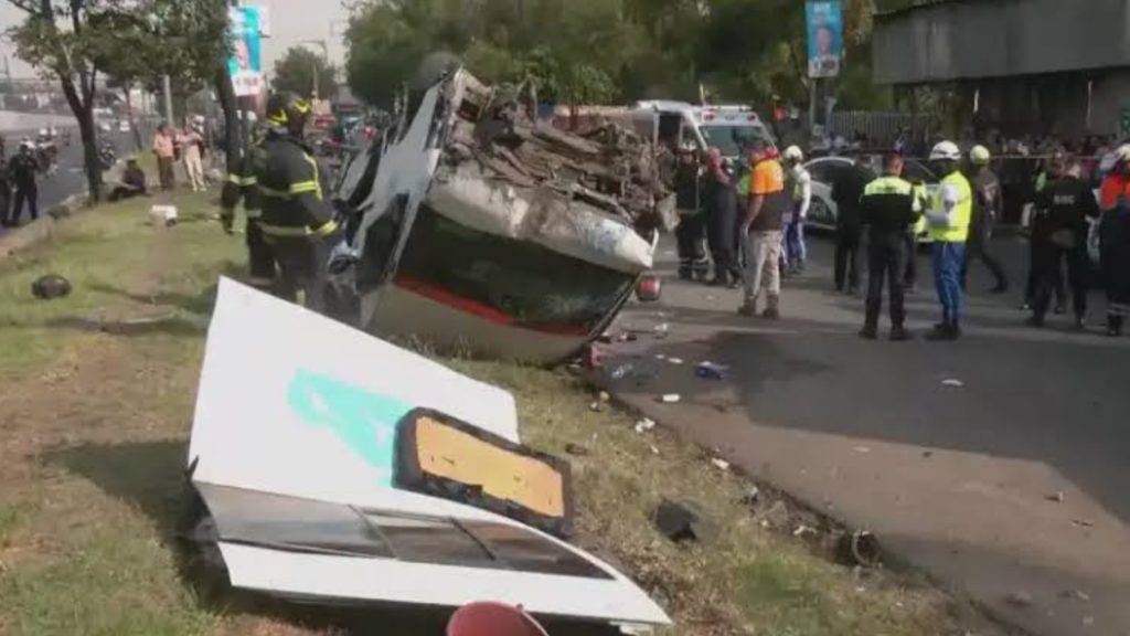 El chofer de una combi que circulaba sobre la calzada Ignacio Zaragoza a exceso de velocidad, provocó que la unidad se volteara. 