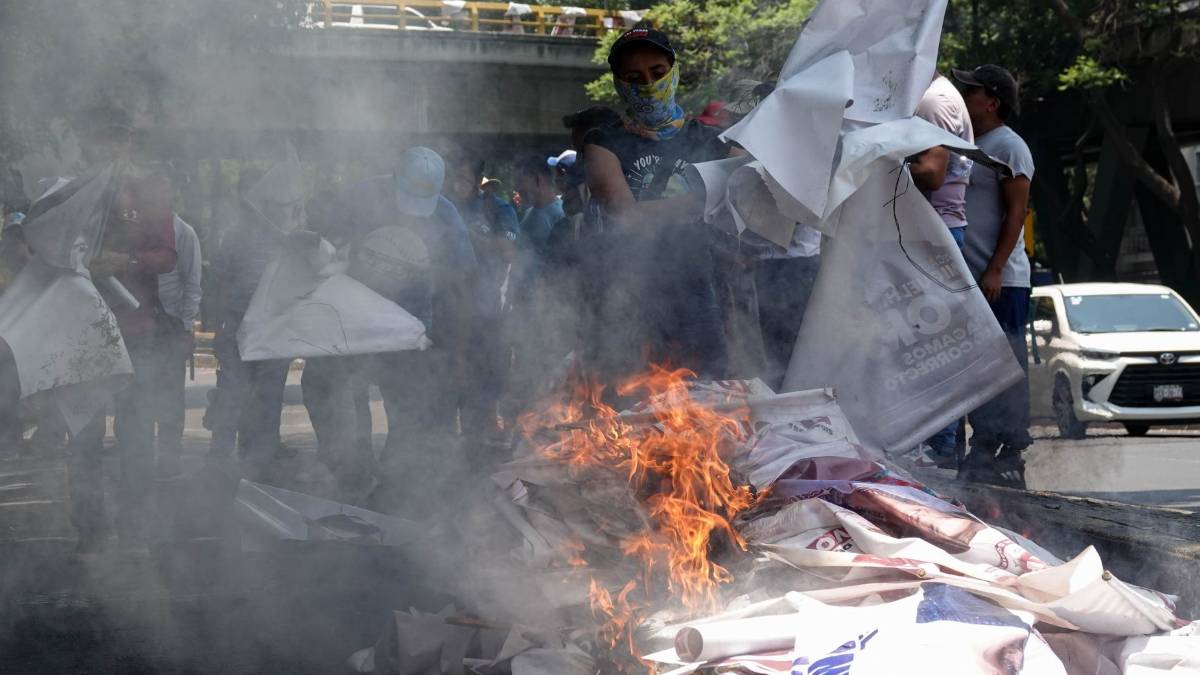 Profesores de la CNTE protestan frente al INE y sede de partidos ...