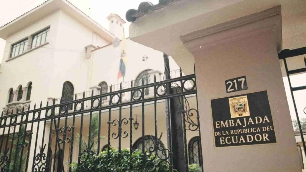 Debido a que México y Ecuador rompieron relaciones desde el pasado 5 de abril, los consulados ecuatorianos en el país dejarán de brindar servicio. 