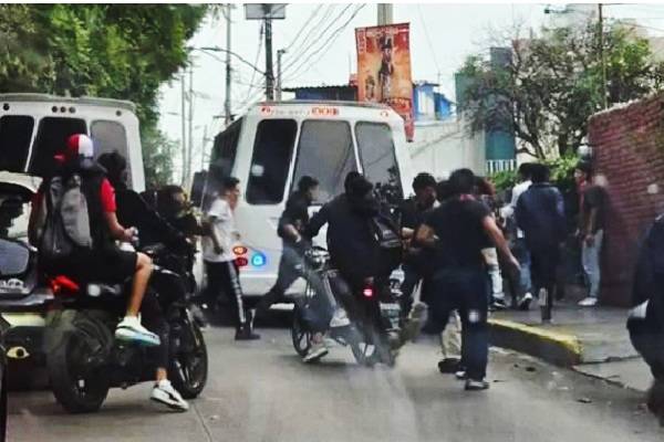 Atacan con petardos y palos a estudiantes de CCH Naucalpan. 15 heridos y ocho detenidos. Yael de FES Acatlán quiso rescatar a su hermano Yamil de 17 años