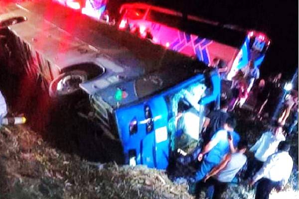 Accidente de simpatizantes de Morena que se trasladaban al Zócalo. Autobús salió de la cinta asfáltica en el tramo La Tinaja -Cosoleacaque