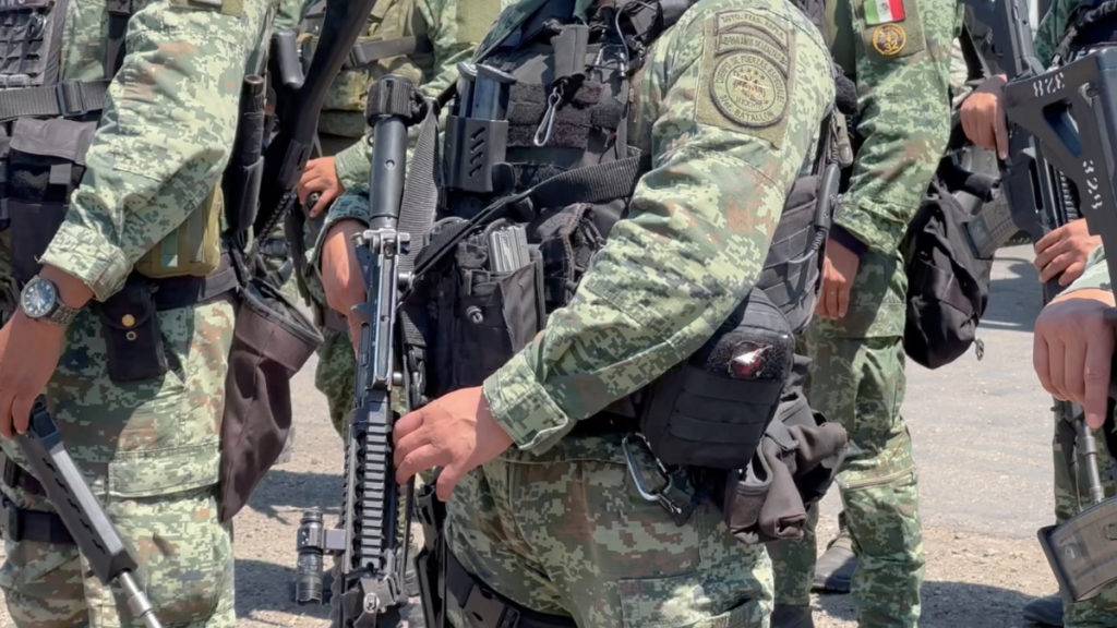Elementos de la Guardia Nacional y del Ejército llevaron a cabo dos inspecciones en domicilios de Tijuana, donde hallaron armas y drogas.