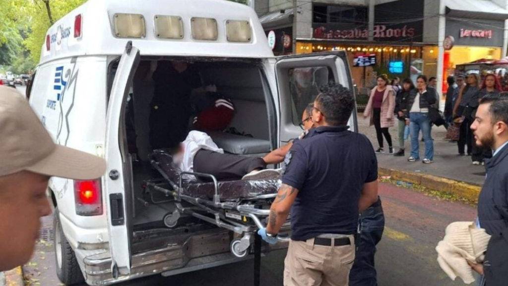 Un policía de la Ciudad de México auxilió a una mujer que había sido atacada con un arma blanca en las inmediaciones de la Glorieta de Insurgentes.