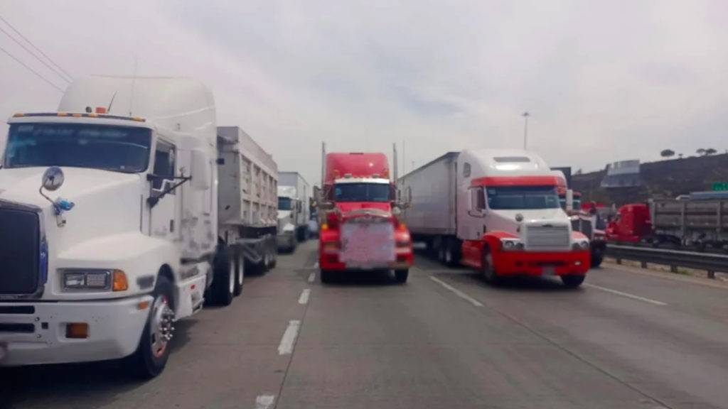 A través de un comunicado la organización Transportistas Unidos anunció el cierre y bloqueos de diferentes carreteras en México. 