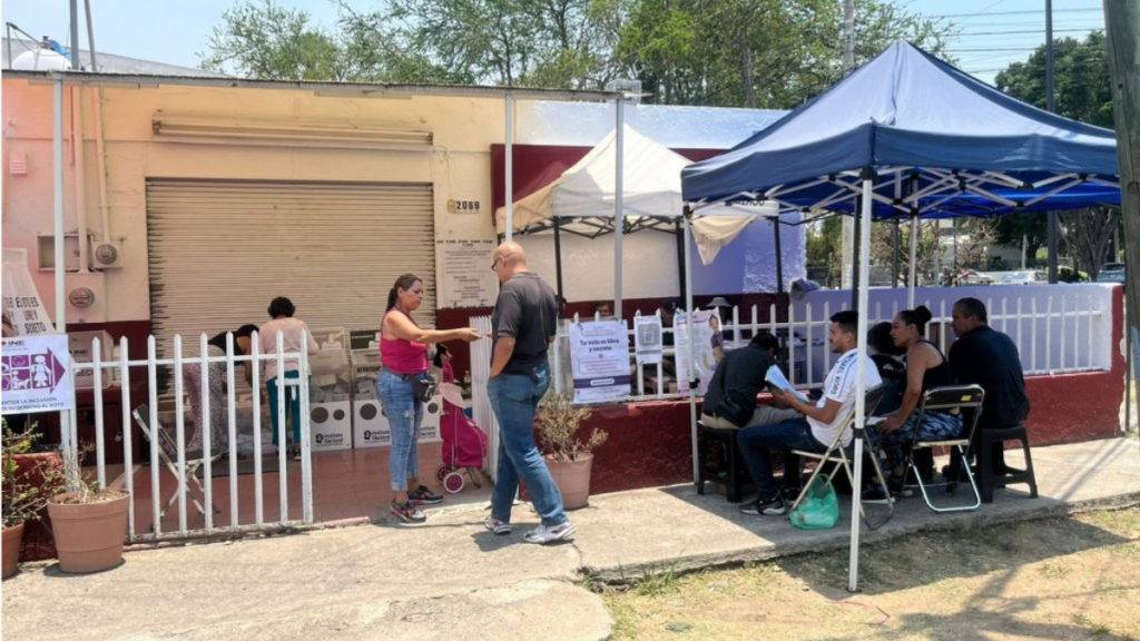 La Fiscalía de Jalisco ya investiga la muerte de un hombre de 51 años en una casilla de Guadalajara, luego de permanecer un rato bajo el sol.