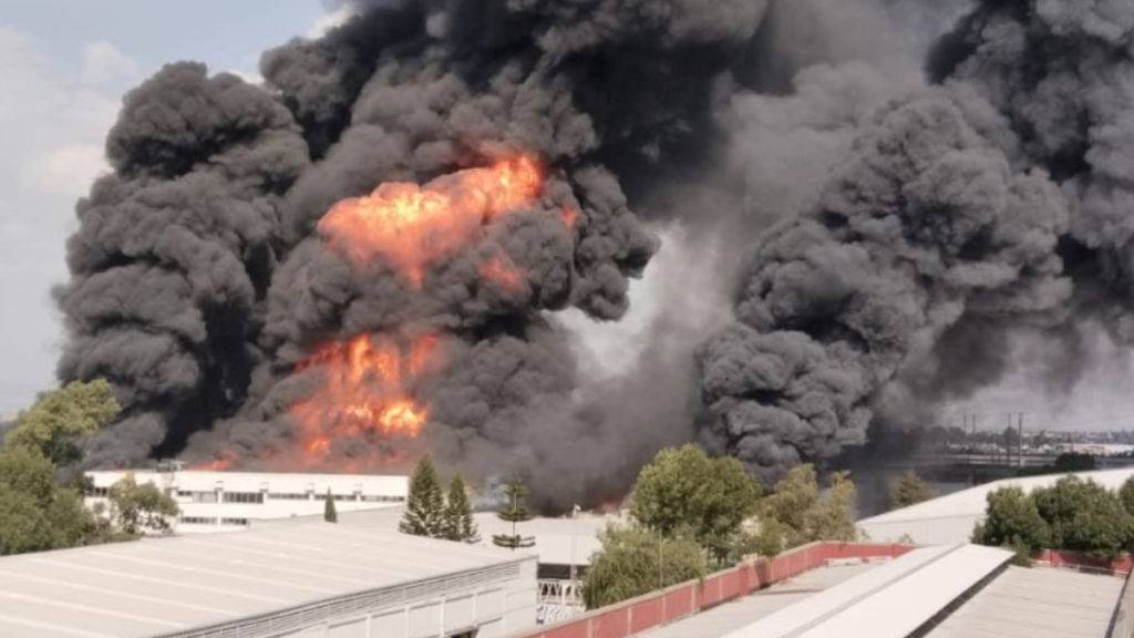 Autoridades de Ecatepec y del Estado de México se coordinaron para sofocar el incendio en una fábrica de unicel y plásticos. 