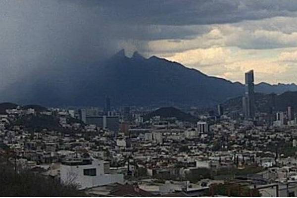 Desde 8 de la noche del jueves y hasta las 12 horas del viernes Nuevo León con intensas lluvias y caída de granizo. Ráfagas de hasta 110 k/h