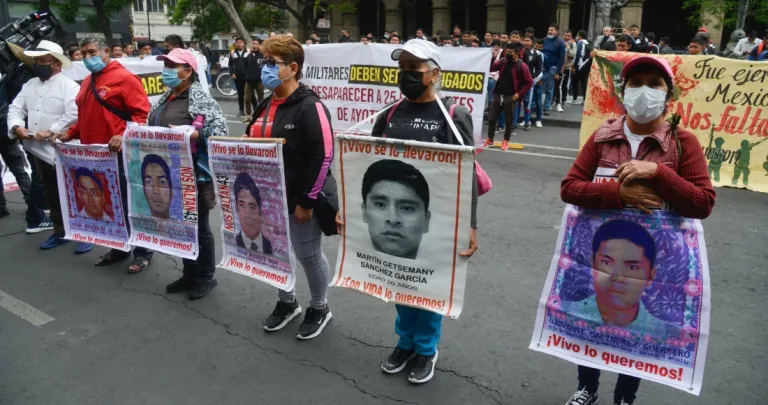 Tras reunirse varias horas con los padres de los estudiantes desaparecidos de Ayotzinapa, Claudia Sheinbaum realizará todo para encontrar la verdad.