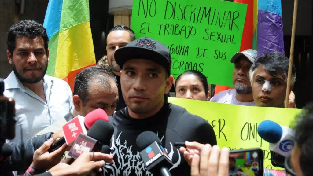 La SSC-CDMX reinstaló a Jorge Luis López como policía, tras la controversia por el video para adultos con Luna Bella en el Metro de la CDMX. 