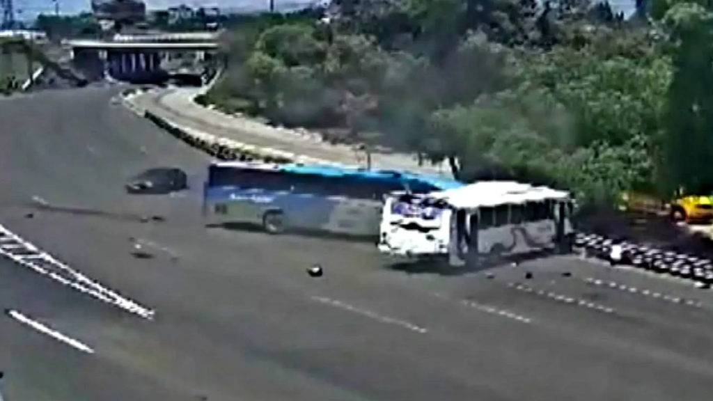 
Choque entre dos autobuses en la autopista México-Pachuca deja al menos 30 personas heridas, no se reportan heridos de gravedad.
