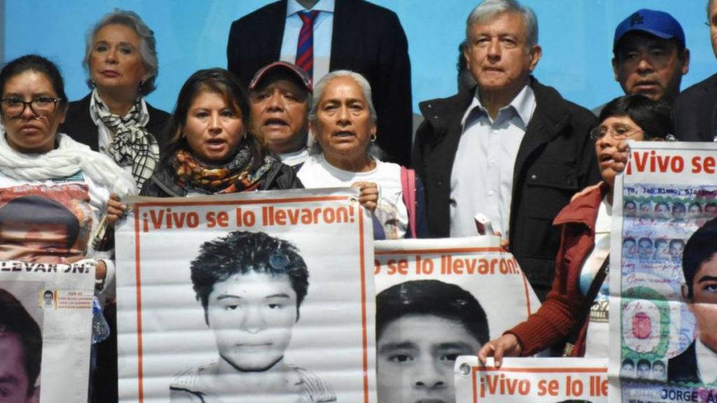 AMLO promete informar con transparencia sobre el caso Ayotzinapa en una reunión con los familiares de los 43 estudiantes desaparecidos.