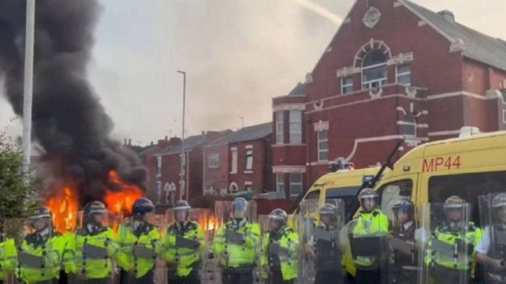 Más de 50 agentes heridos en violentas protestas en Reino Unido tras el asesinato de tres niñas en una escuela de baile infantil.