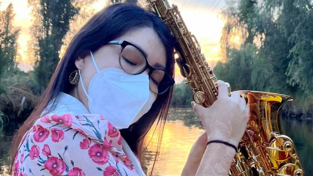 La saxofonista oaxaqueña, María Elena Ríos, acusó al sistema judicial de ser cómplice en la revictimización que enfrenta y señala irregularidades.