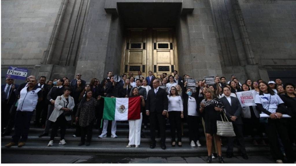 Frente al edificio de la SCJN, el debate sobre la reforma propuesta por AMLO generó enfrentamientos verbales entre jueces y manifestantes.