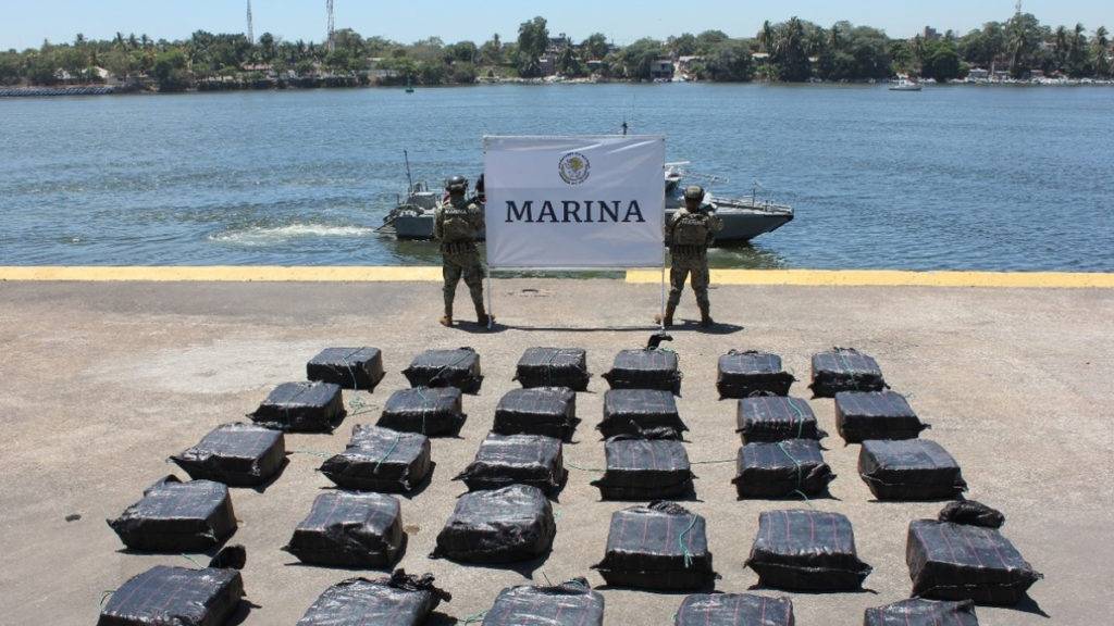 En dos operativos, la Secretaría de Marina decomisó una cantidad récord de drogas y combustible, además de detener a presuntos delincuentes.