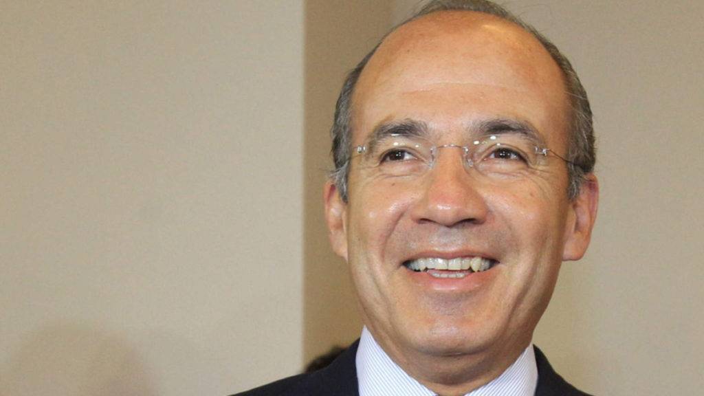 Usuarios de redes sociales acusan al expresidente, Felipe Calderón, de fomentar la injerencia extranjera en los asuntos internos de México. 