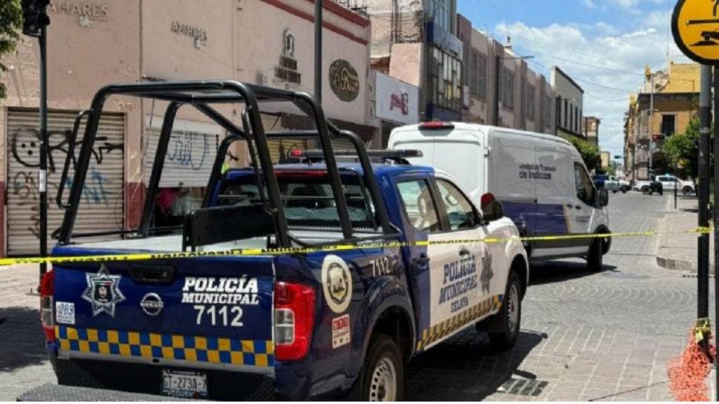 Un asalto a mano armada en dos joyerías de Celaya, Guanajuato, provocó una balacera que dejo varios muertos y heridos, incluyendo trabajadores.