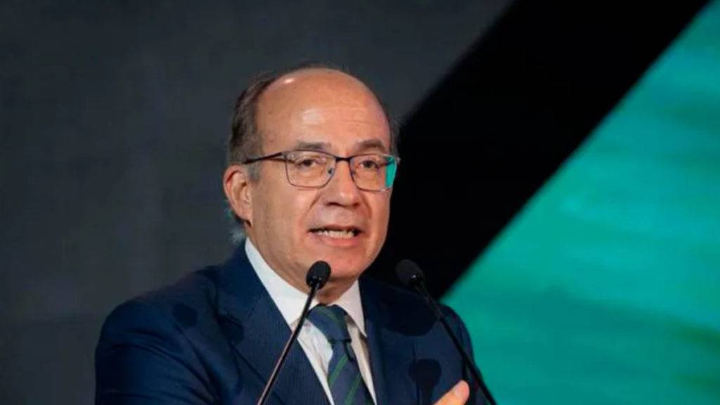 La postura de Felipe Calderón sobre la decisión de AMLO de pausar relaciones con EE.UU. y Canadá desató una ola de críticas en redes sociales.