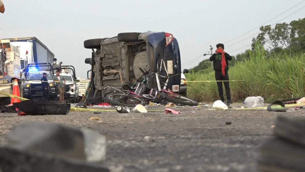 El accidente carretero en Oaxaca ocurrió la mañana de este jueves, dejó varios migrantes heridos y una persona detenida.