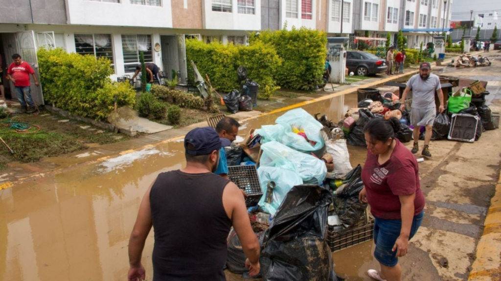 El gobierno del Estado de México moviliza personal estatal para atender a los ciudadanos y demás seres vivos en Chalco, tras inundaciones por lluvias. 