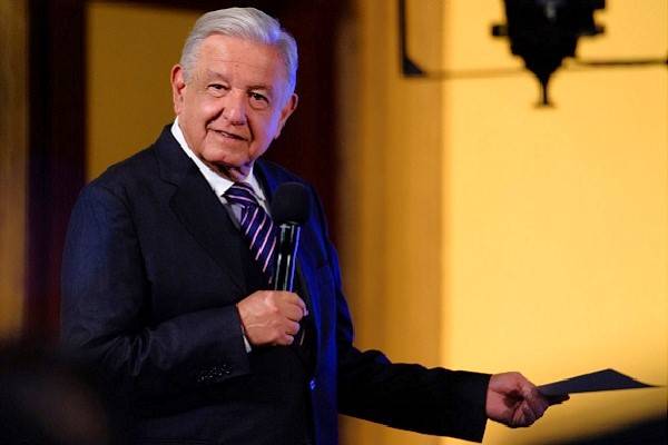 AMLO y Sheinbaum se reunirán con funcionarios de Hacienda. Último informe de gobierno. Zócalo, Septiembre 1, será largo, traigan silla y sombrilla: AMLO