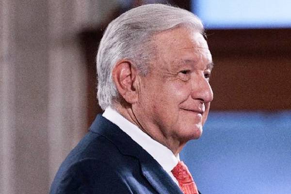 AMLO felicitó a funcionarios del INE y Tribunal Electoral por aplicar ley electoral conforme a derecho y no dejarse presionar. Morena, mayoría legislativa