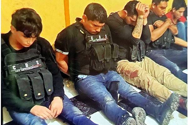 Sicarios detenidos con arsenal en Benemérito de las Américas, Chiapas. Tenían chalecos del Cártel de Sinaloa. Los Enterradores detenidos por el ejército