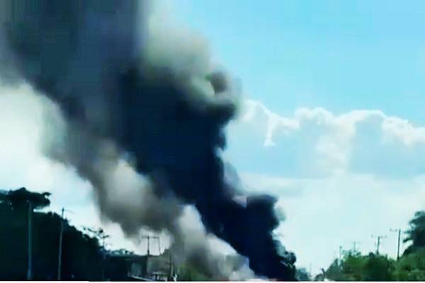 Narcobloqueos, ponchallantas en Paredones al norte de Cuiacán. Fuerte enfrentamiento entre la Ley y delincuentes en colonia Tres Ríos. Esto se sabe