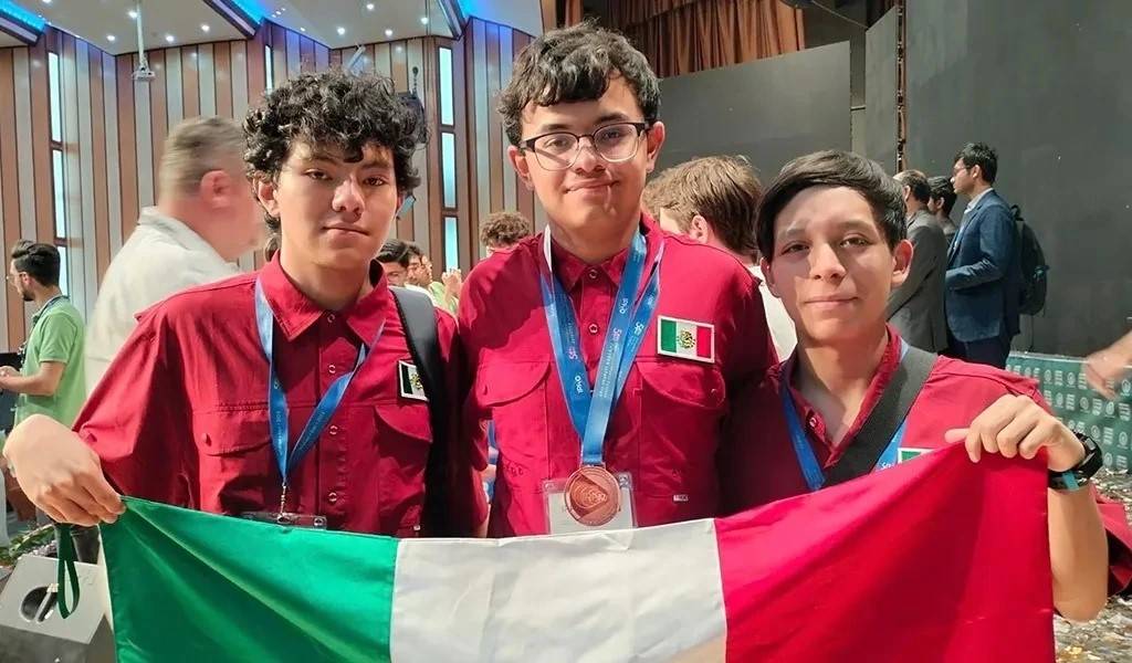 54a Olimpiada Internacional de Física en Isfahán, Irán. Medalla de bronce a Javier Gil y mención honorífica a Said Martínez y Diego Medina de prepa 6 UNAM