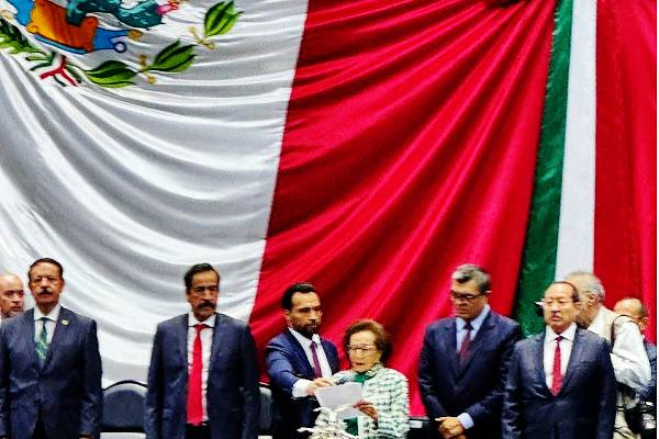 Diputados y senadores rindieron protesta ante mesa de decanos. Ifigenia Martínez preside Mesa Directiva de diputados, dará banda presidencial a Sheinbaum